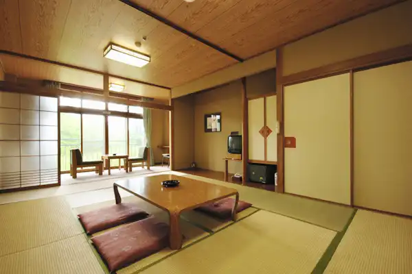 Kamar bergaya Jepang seluas 12 tatami. Luas dan nyaman.