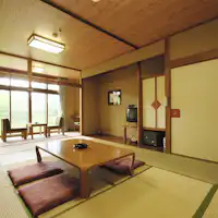 Kamar bergaya Jepang seluas 12 tatami. Luas dan nyaman.