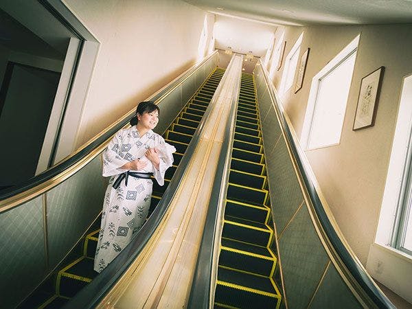 Pemandian umum dapat dicapai dengan eskalator.