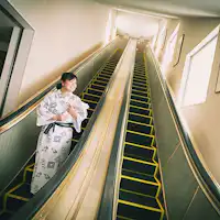 Pemandian umum dapat dicapai dengan eskalator.