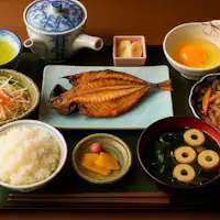 อาหารเช้าที่อาตามิเป็นที่นิยมสำหรับปลาตากแห้ง