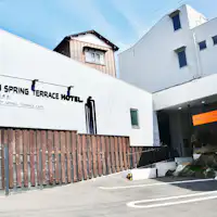 ทางเข้าอาคารหลัก