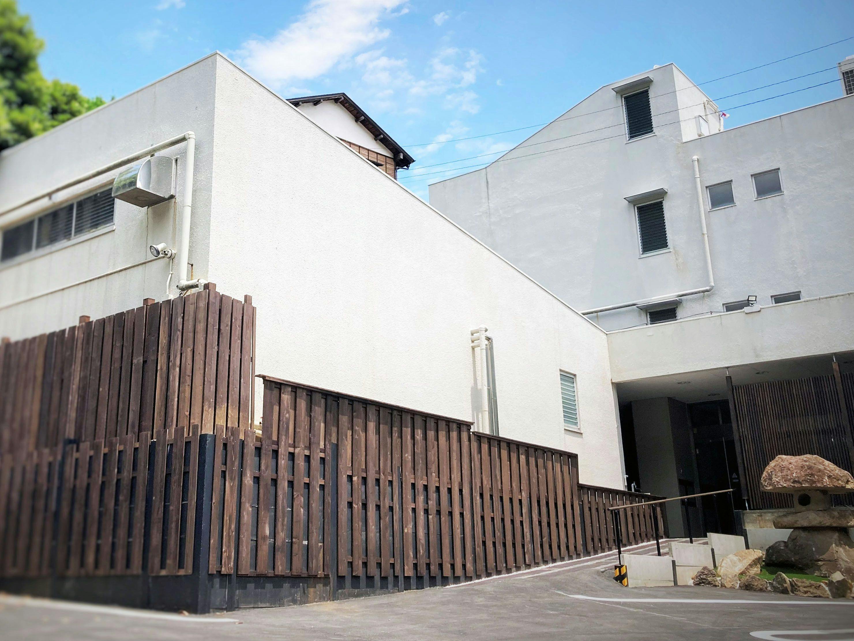 ที่จอดรถทางเข้าหลัก