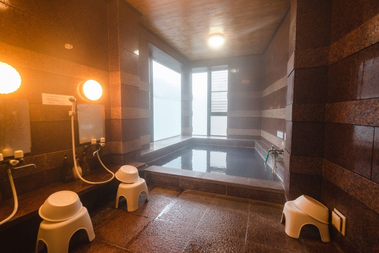 น้ำพุร้อนยูโนะมิเนะ ห้องอาบน้ำขนาดใหญ่ที่มีน้ำพุร้อนไหลตรง