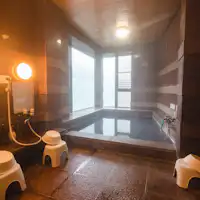 น้ำพุร้อนยูโนะมิเนะ ห้องอาบน้ำขนาดใหญ่ที่มีน้ำพุร้อนไหลตรง