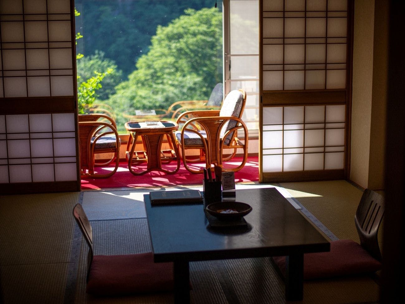 Ruang Jepang yang menenangkan dengan pemandangan indah empat musim.