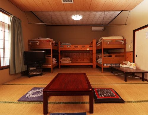 2段ベッドが3つある「相部屋」となります。