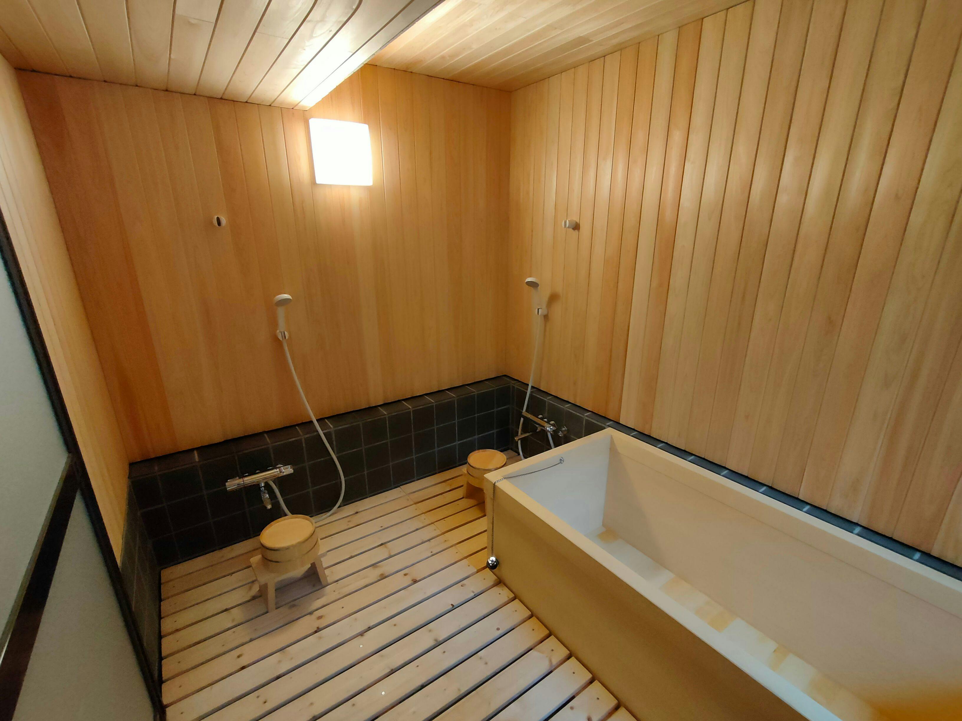 Kamar mandi yang dikelilingi oleh aroma menenangkan dari kayu Hinoki.