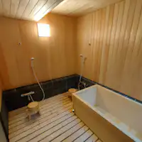 Kamar mandi yang dikelilingi oleh aroma menenangkan dari kayu Hinoki.