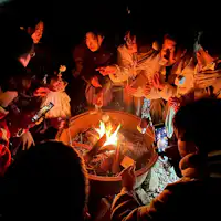 Bersama-sama mengelilingi api unggun dan berbincang.