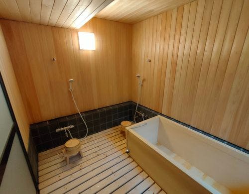 癒しのヒノキの香りに包まれバスルーム