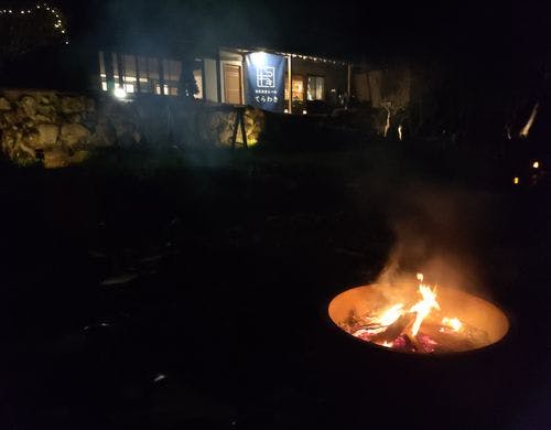 星空の下、ファイヤーピットで楽しむスモア