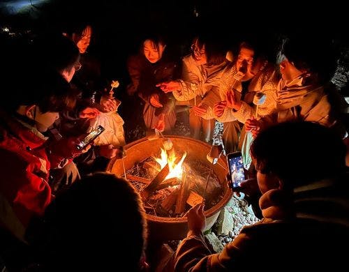 みんなで焚火を囲んで、語合うひととき。