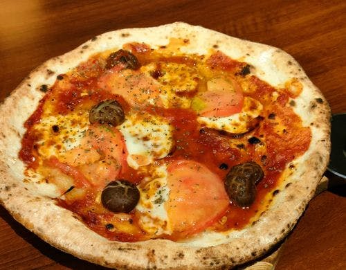 トマトと原木シイタケの石窯ピザ