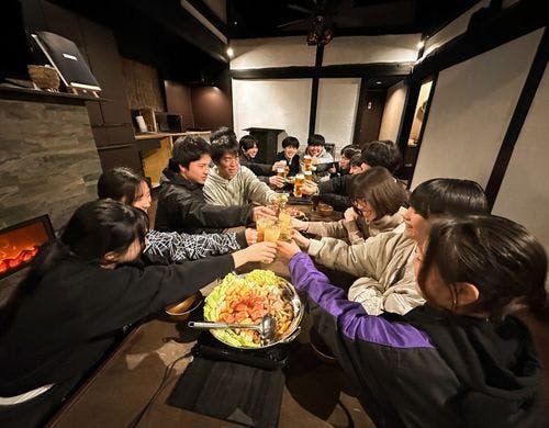 大人数で囲める大きなテーブル。