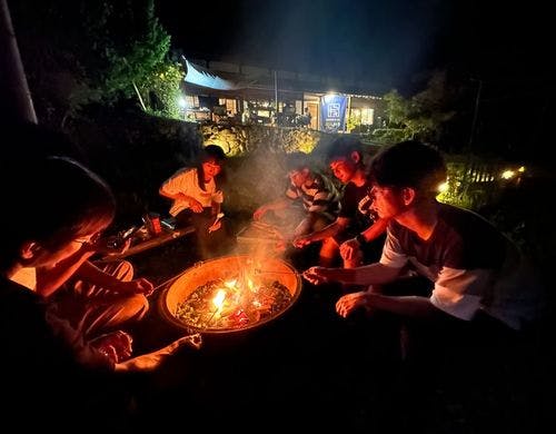 星空を眺め、ファイヤーピットを囲む