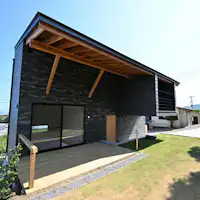 บนเนินเขาที่ได้ยินเสียงคลื่นทะเล.