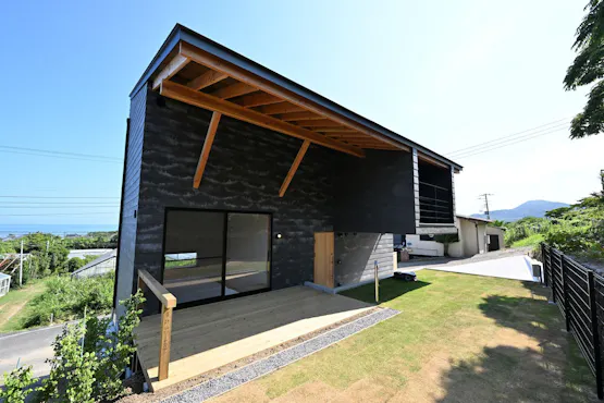 บนเนินเขาที่ได้ยินเสียงคลื่นทะเล.