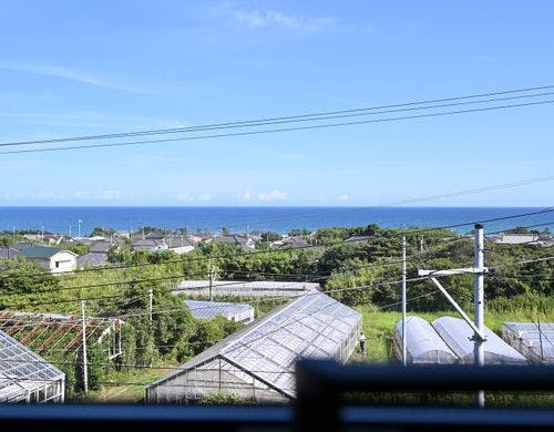 大きな窓から見える空と海の景色