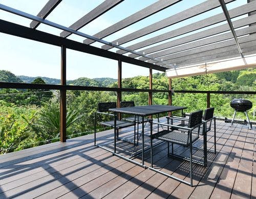 天空にいるようなウッドデッキからの眺望