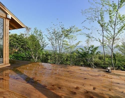 眼下に見える鴨川の美しい自然を独り占め