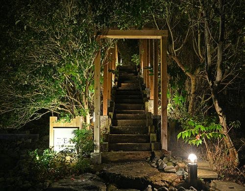 神秘的な階段の先にあるのは大人の贅沢空間