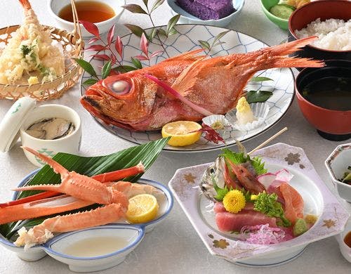 季節で変わる地元の新鮮料理をデリバリー