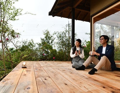 鴨川の原風景と、遠くに海を眺められます。