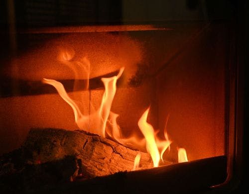 薪ストーブの炎で心と身体を暖めませんか。
