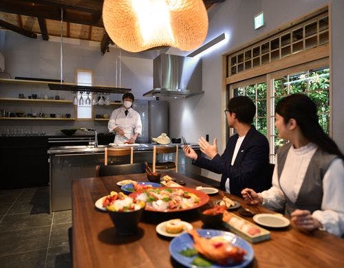 和モダンな土間ダイニングで地元料理を。