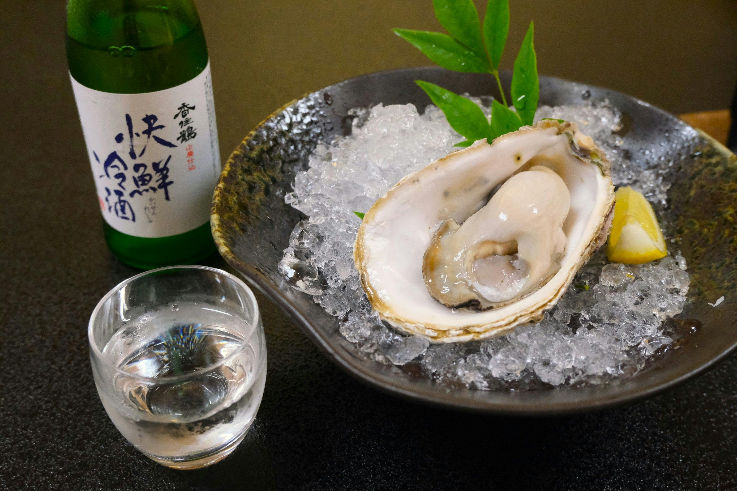 【夏季料理】岩牡蠣搭配清爽冷酒。