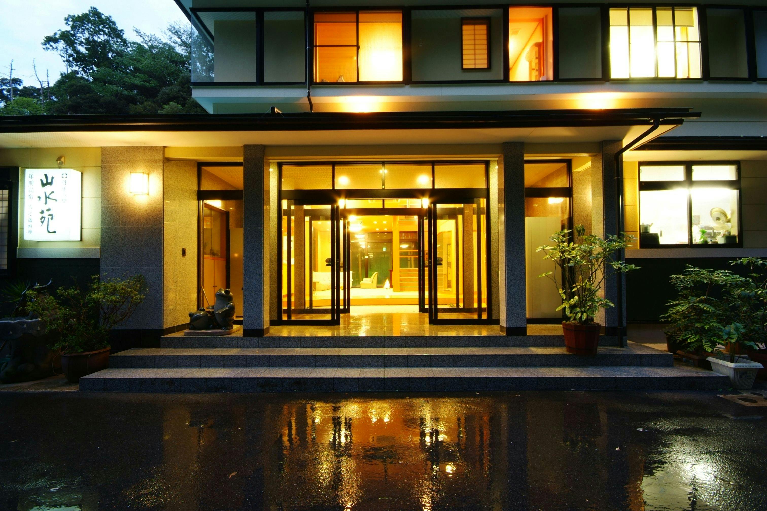 燈光照亮的外觀。