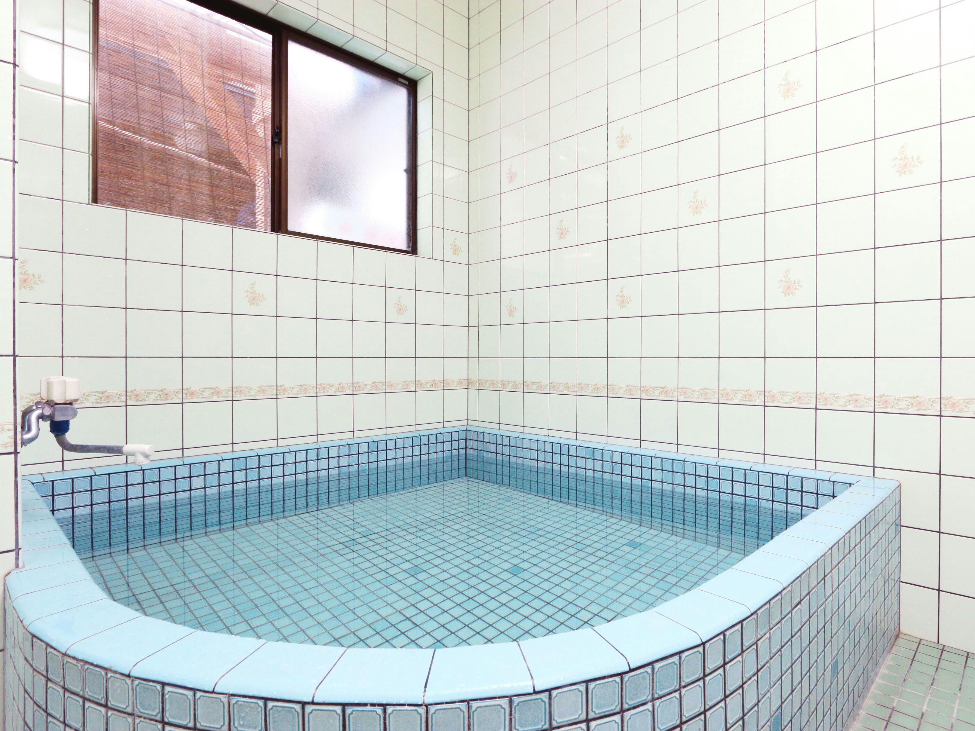 ภายใน: ห้องอาบน้ำชาย