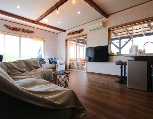 お食事やお仕事にも使えるダイニングを設置