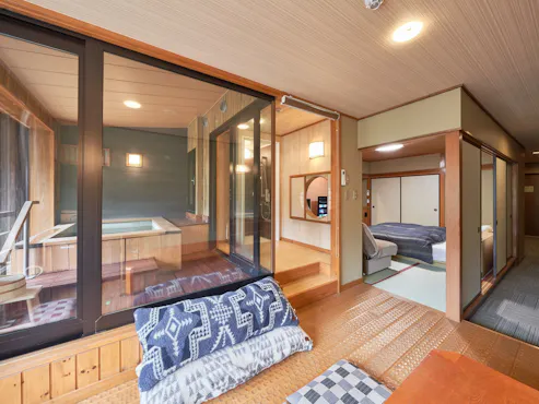 ห้องพักสำหรับครอบครัวพร้อมอ่างอาบน้ำกลางแจ้งส่วนตัว