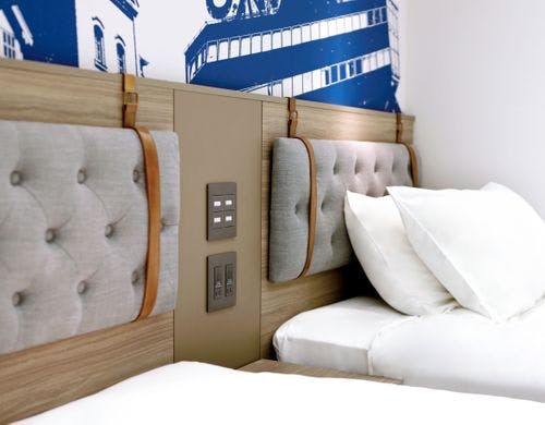 ベッドボードにUSBコンセントあり