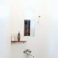 공용 욕실. 건물 내에 두 곳이 있습니다.