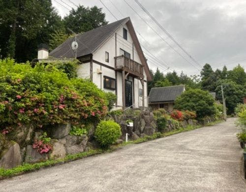 駐車は施設付近の路上になります