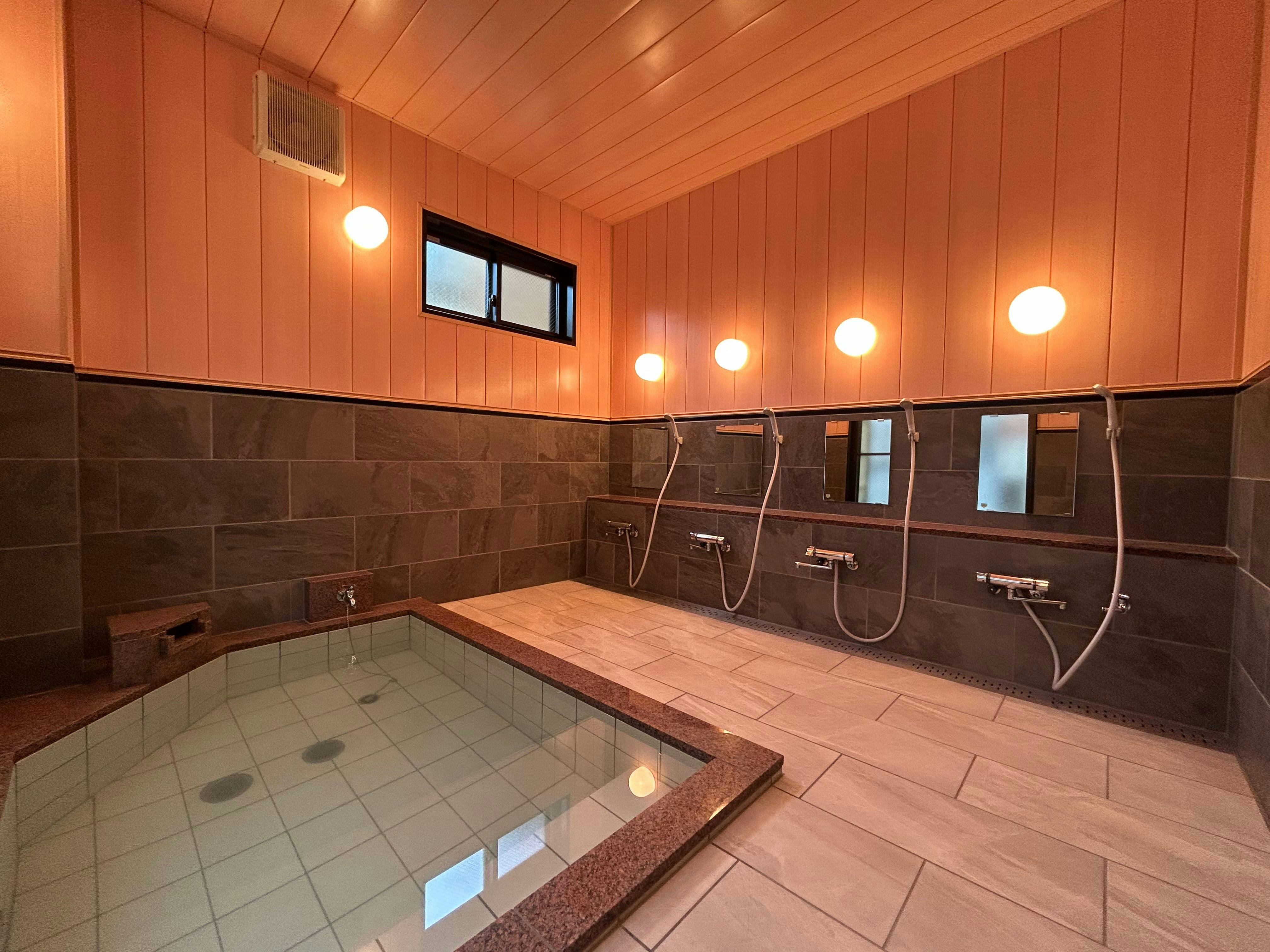 ห้องอาบน้ำแยกชายหญิง กว้างขวางและสะดวกสบาย