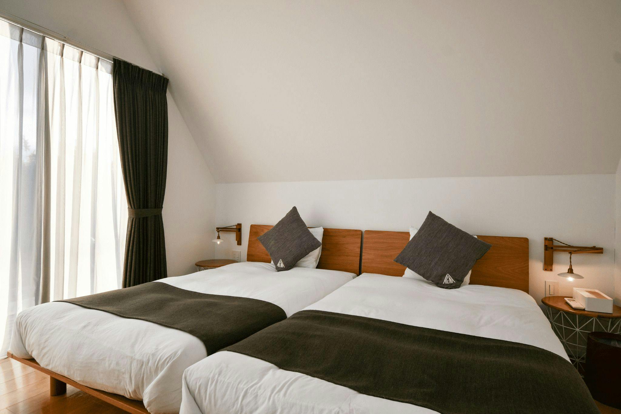 ห้องพักตกแต่งด้วยการออกแบบภายในที่สดชื่น