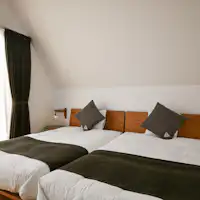 ห้องพักตกแต่งด้วยการออกแบบภายในที่สดชื่น