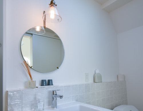まあるい鏡が特徴の洗面ルーム