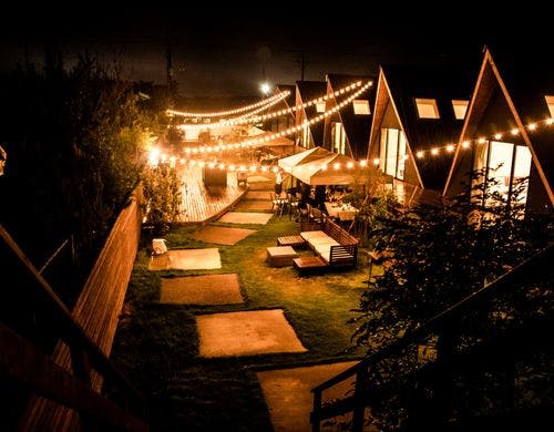 夜はライトアップが美しいTENT