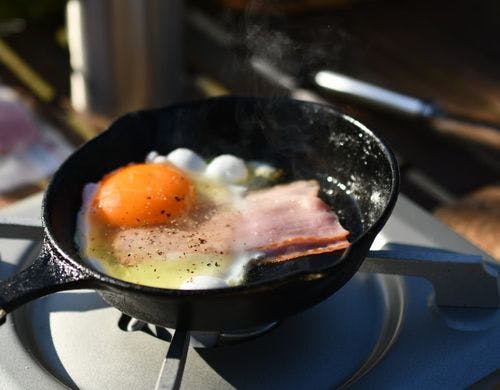 テラスで調理する朝食セット