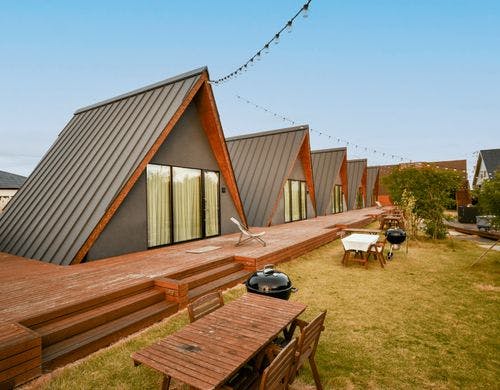 キャビンが立ち並ぶ中庭