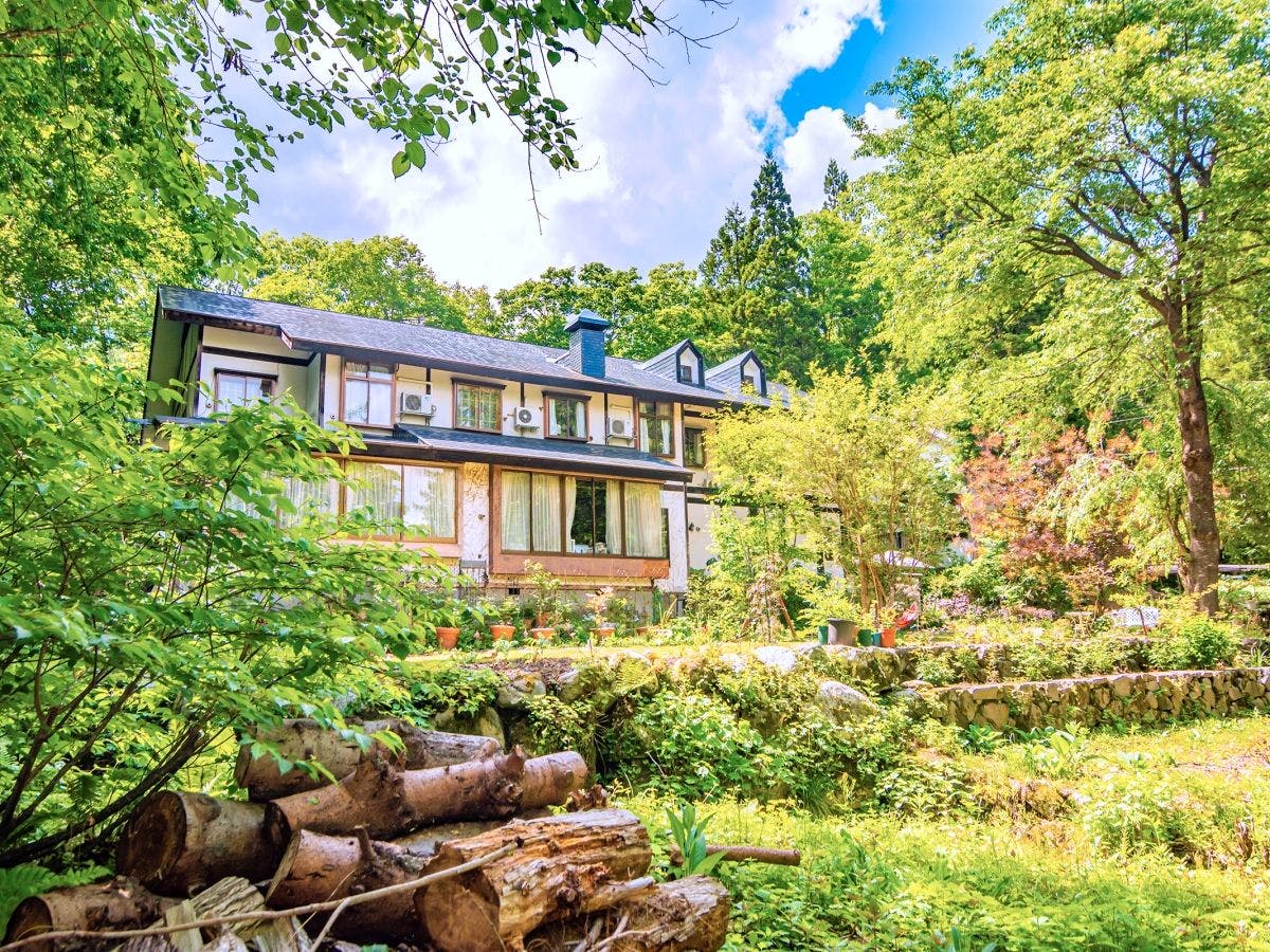 [Eksterior] Bangunan kami terletak di tengah alam yang luas.