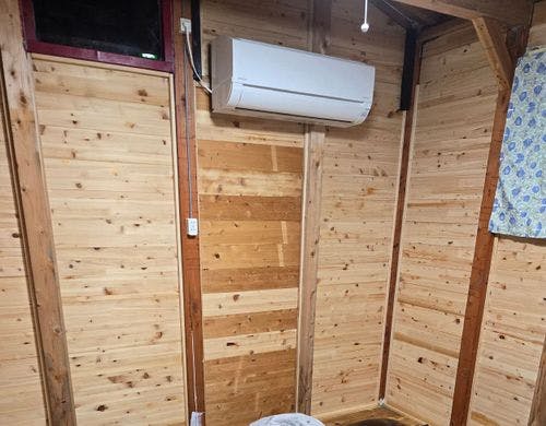 ログハウスひのき 室内（エアコン）