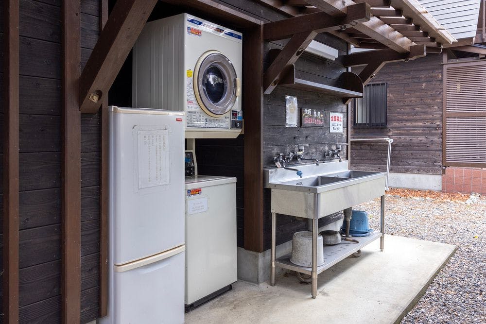 มีเครื่องซักผ้าและเครื่องอบผ้าส่วนกลางในพื้นที่ (มีค่าใช้จ่าย)