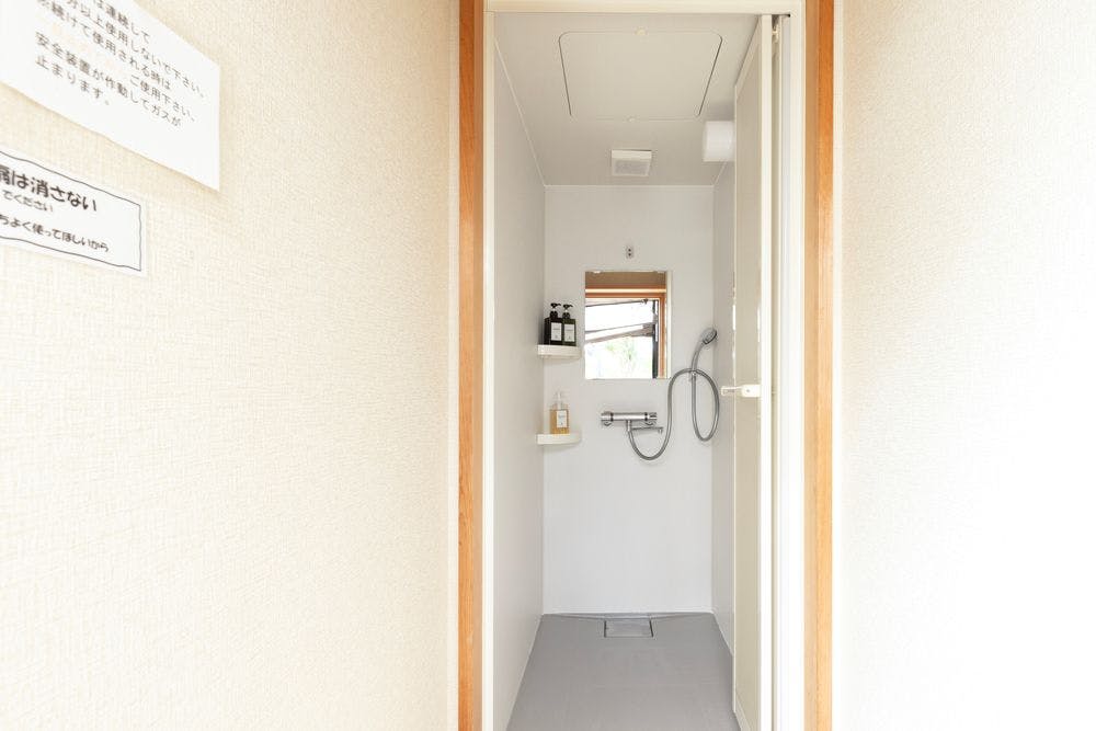 แกลมปิ้งมีห้องอาบน้ำฝักบัวในล็อดจ์ด้านนอก