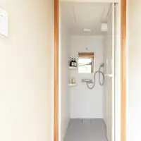 แกลมปิ้งมีห้องอาบน้ำฝักบัวในล็อดจ์ด้านนอก